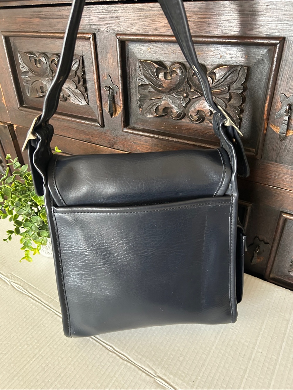 Beautiful Black Leather Messenger Crossbody Bag - Picture 5 of 11